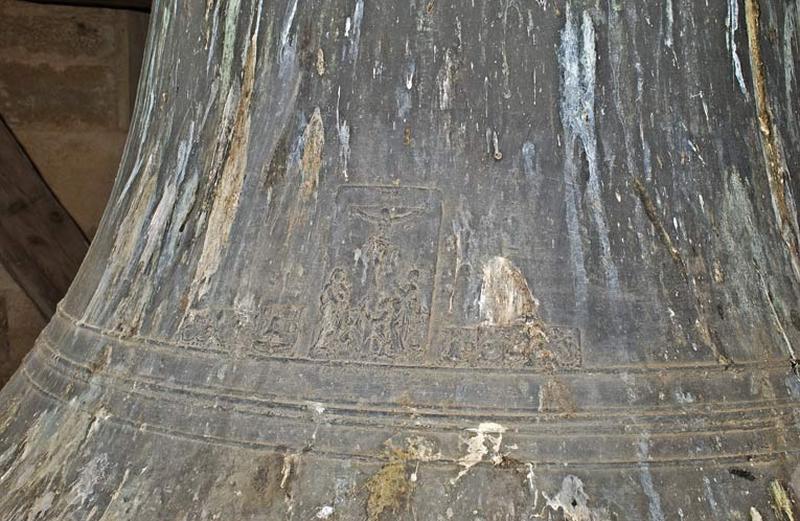 Détail : Calvaire encadré des cachets du fondeur.