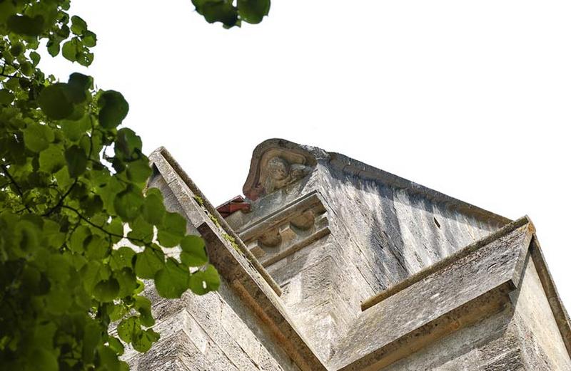 Détail : buste sculpté à l'extrémité sud du rampant du pignon du choeur.