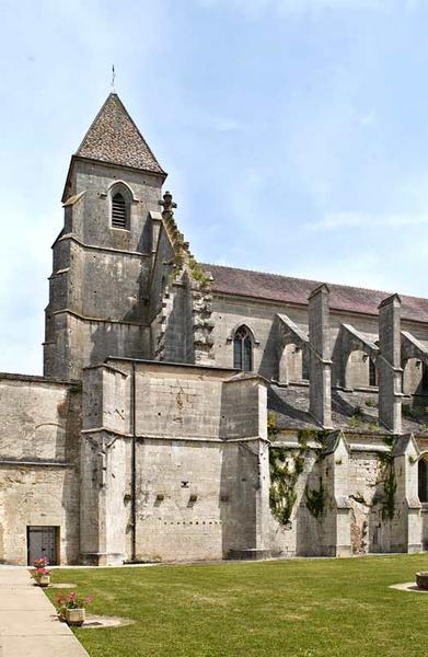 Traces de l'ancien cloître contre l'élévation sud de l'abbatiale.