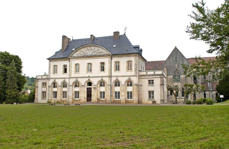 Ancienne abbaye de bénédictins actuellement maison d'enfants