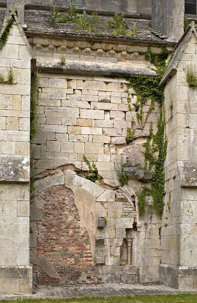 Vestiges du cloître médiéval.