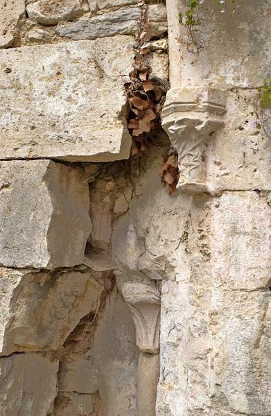 Colonnettes, vestiges du cloître médiéval.