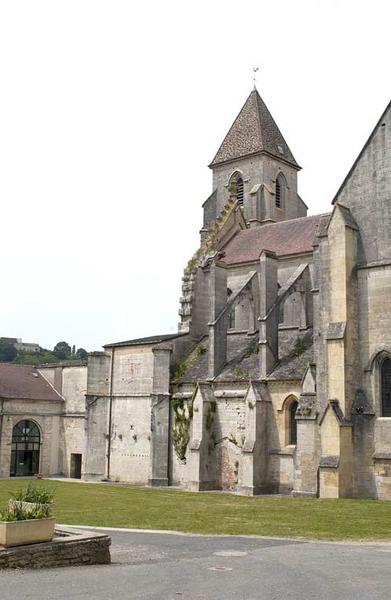 Elévation sud de la nef et pignon découvert de la façade.