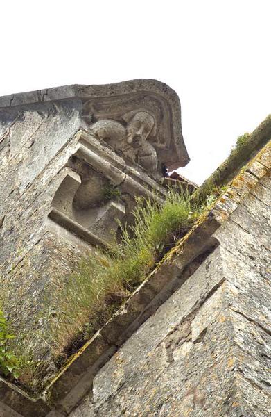 Détail : buste sculpté à l'extrémité ouest du rampant du pignon du bras nord du transept.