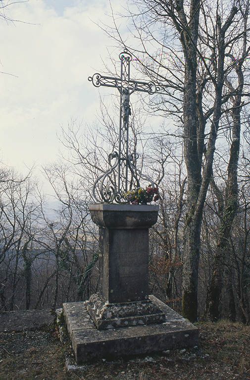 Croix du chemin montant à la chapelle.