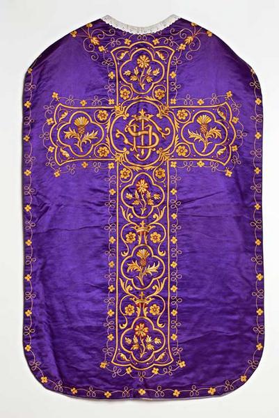 Ornement violet : chasuble, étole, manipule, voile de calice, bourse de corporal