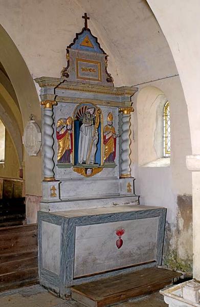 Autels-retables en pendant, ornés des statues de la Vierge et de saint Bernard encadrées de saints en relief