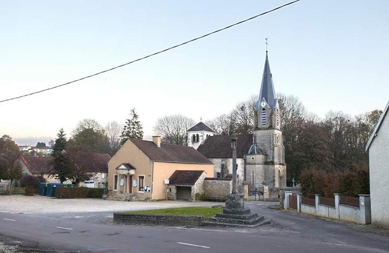 Vue d'ensemble avec la mairie.