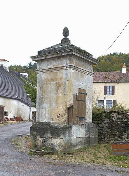 Ensemble de trois puits alimentant trois fontaines à pompes