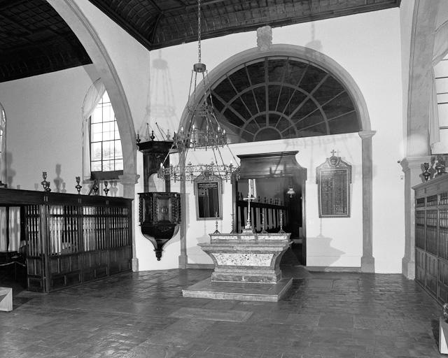 Vue d'ensemble de la chapelle entre les salles des femmes et des hommes.