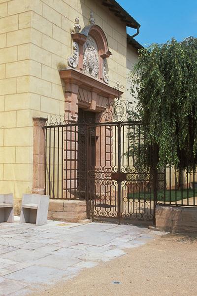 Chapelle du Saint-Sacrement : grille et porte d'entrée.