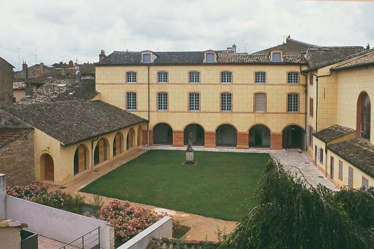 Façades sur la cour intérieure.