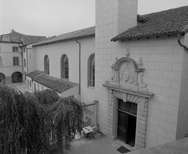 Vue sur la façade, de la salle des femmes.