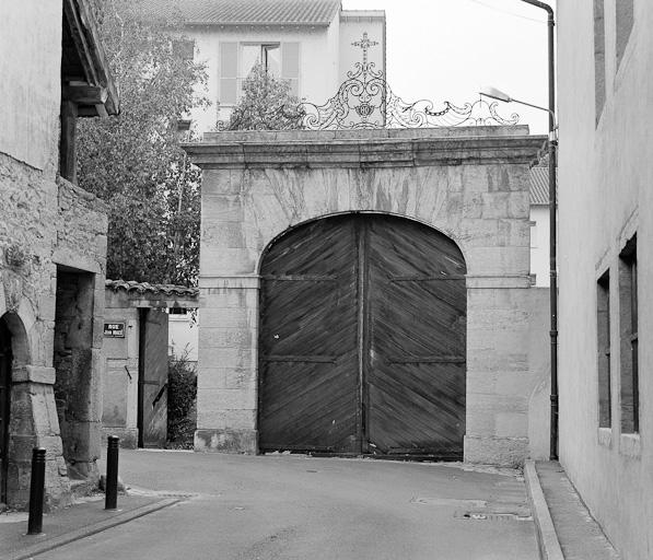 Portail d'entrée rue Jean Macé.