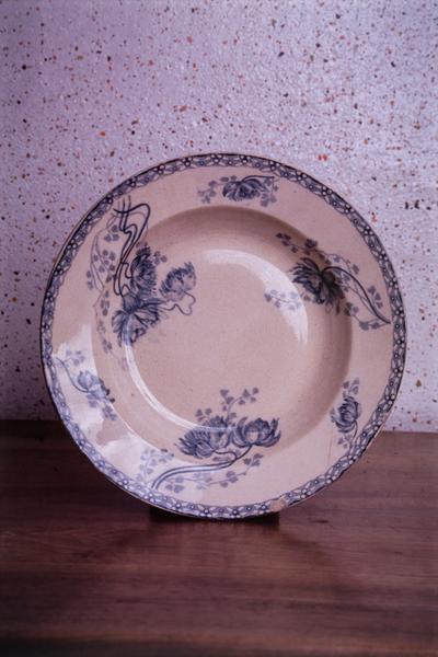 Deux assiettes avec la marque : Royat V.C Sarreguemines.