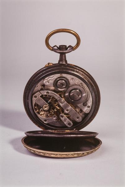 Montre : vue d'ensemble du revers, détail du mécanisme.