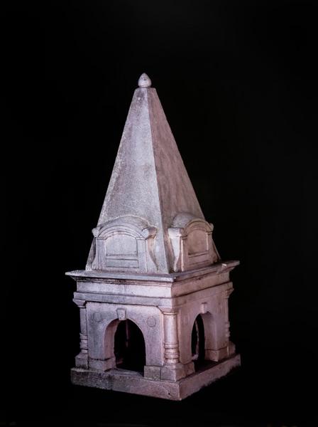 Vue d'ensemble de la maquette No 1 du tombeau Pailloux-Haumonté, prévu pour le cimetière communal.