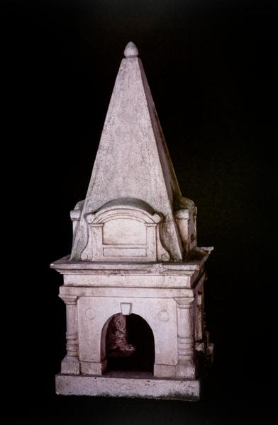 Vue d'ensemble de la maquette No 1 du tombeau Pailloux-Haumonté, prévu pour le cimetière communal.