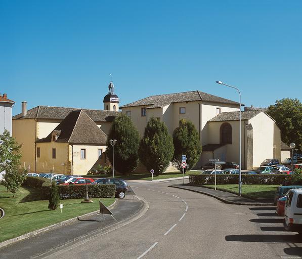 Vue d'ensemble des bâtiments depuis la rue.