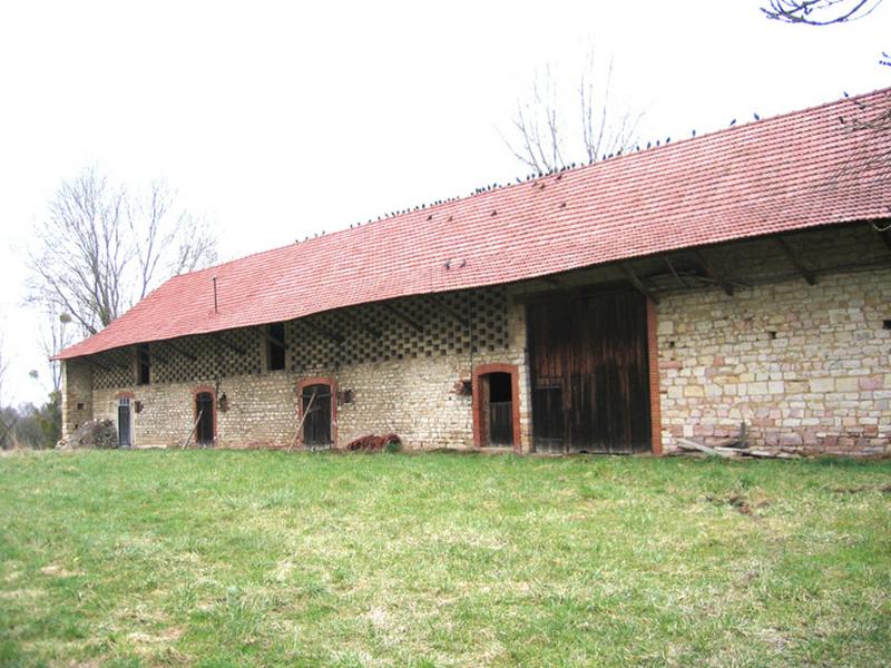Vue d'ensemble de la façade du bâtiment des dépendances.