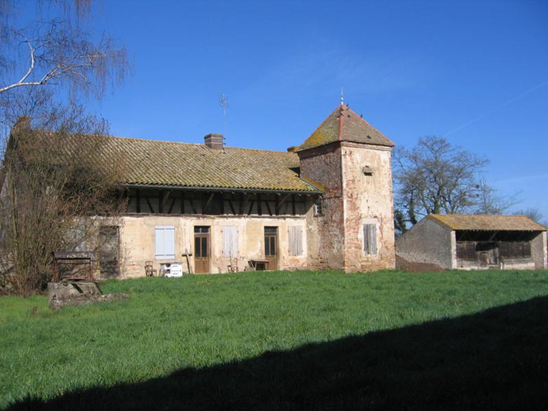 Vue d'ensemble de la façade de l'habitation.