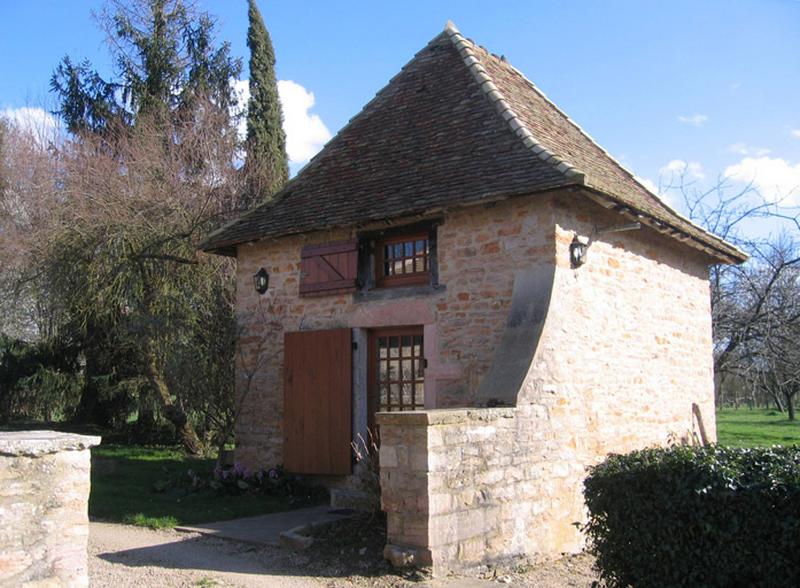 Vue d'ensemble de la façade d'une petite dépendance.