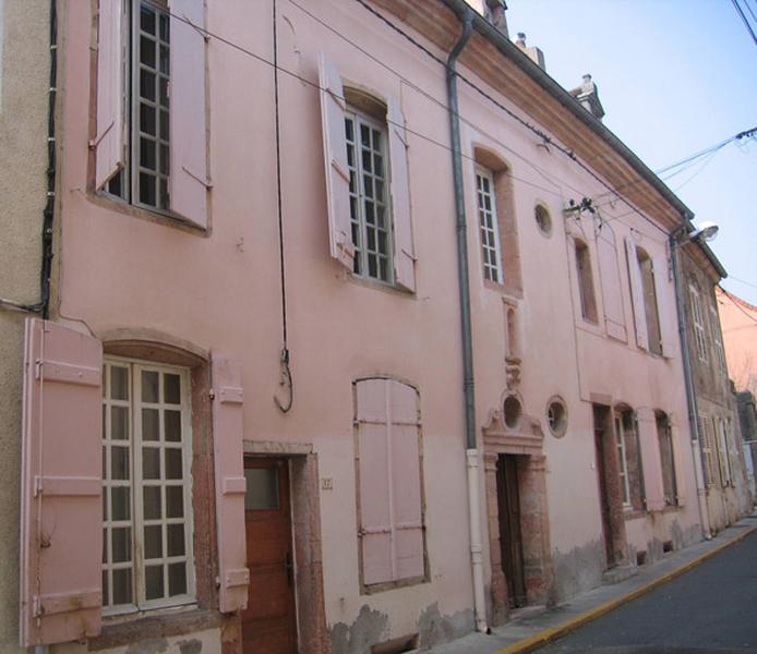 Vue d'ensemble de la façade.