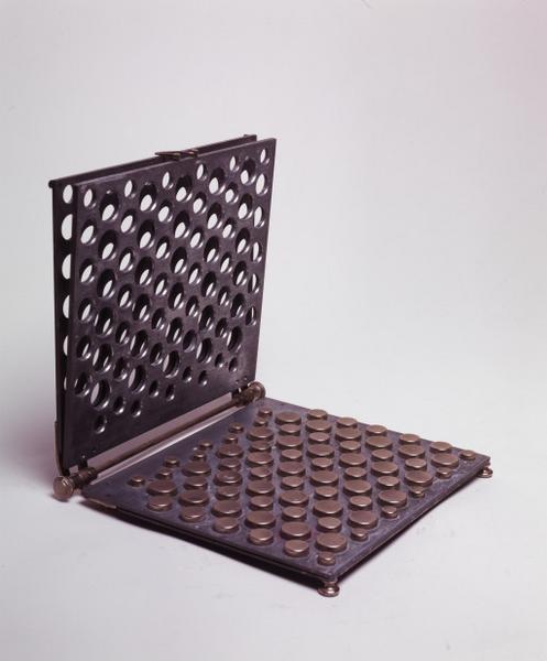 Instrument de préparation : planche à fabriquer des enveloppes de cachets (?)
