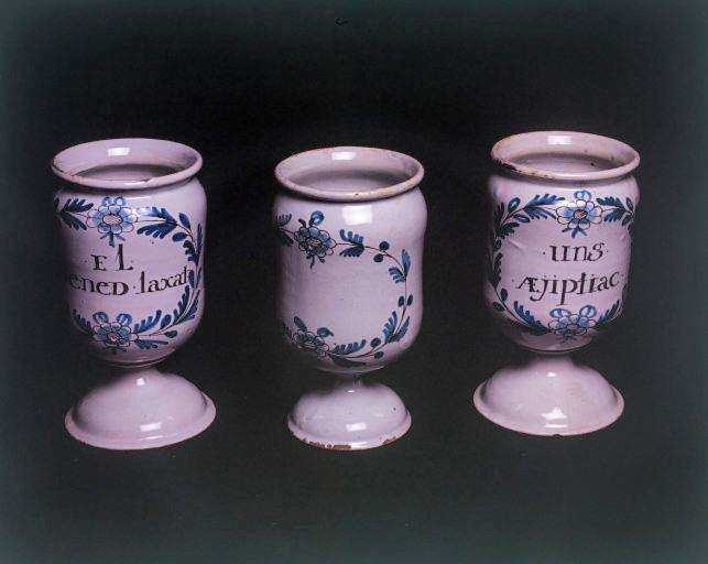 Ensemble de 27 pots à pharmacie : pots-canons