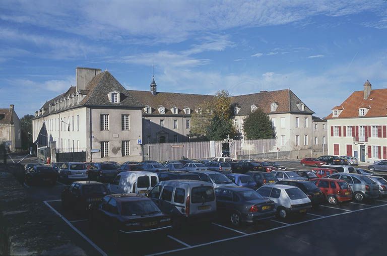 Vue d'ensemble de la façade principale.