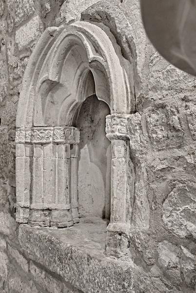 Lavabo de la nef, vue de trois quarts.