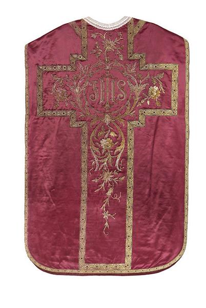 Ornement rouge : chasuble, étole, manipule, voile de calice, bourse de corporal