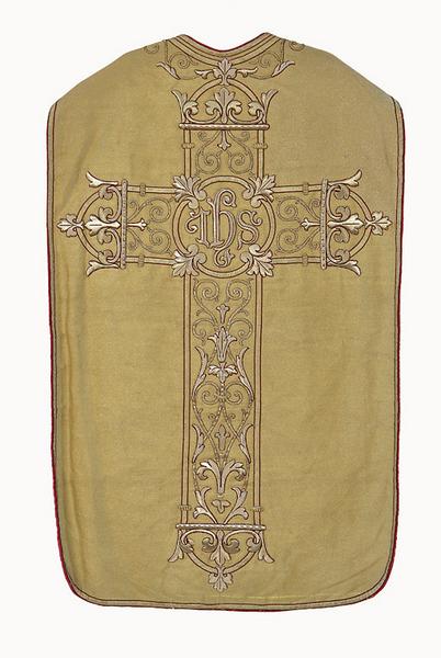 Ornement doré : chasuble, étole, manipule, voile de calice