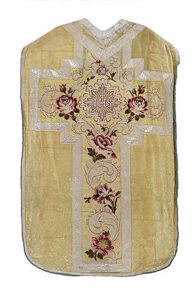 Ornement doré : chasuble, étole, manipule, voile de calice, bourse de corporal