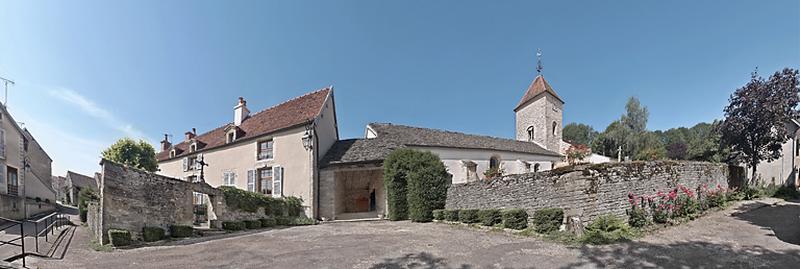 Presbytère, église et place du village.