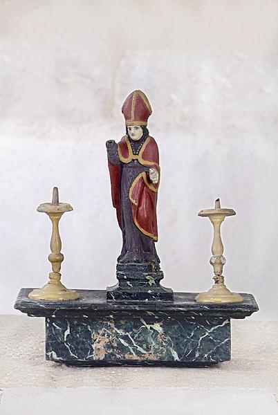 Bâton de procession : Saint Eloi entre deux bougeoirs