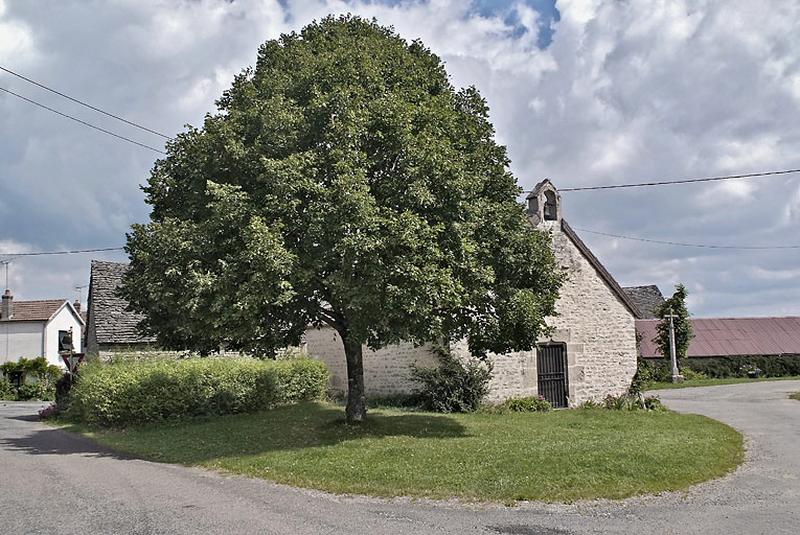 Vue d'ensemble de la chapelle et du lavoir.
