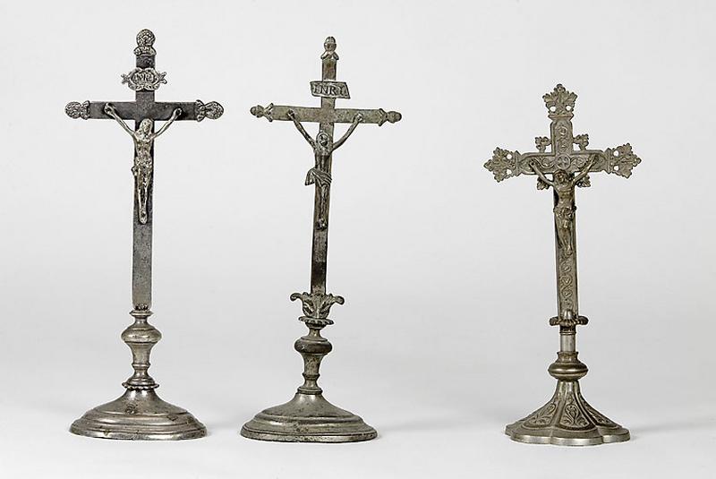 Ensemble de trois croix d'autel.