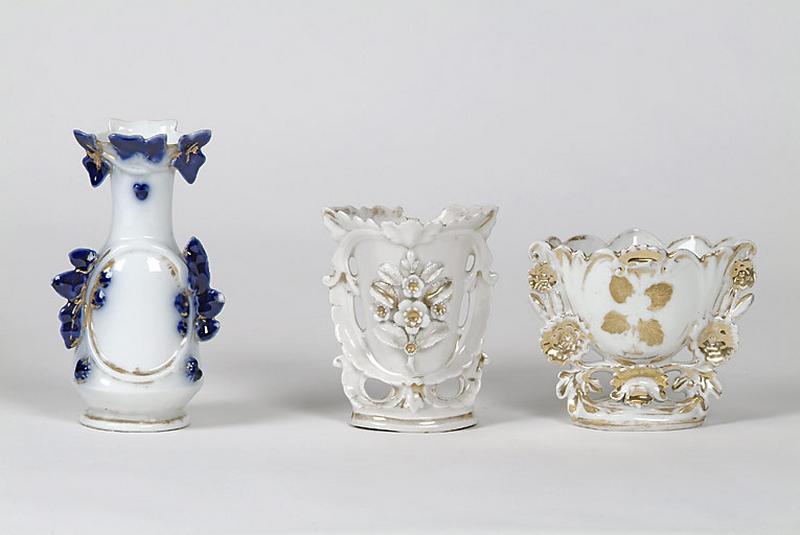 Ensemble de trois vases en porcelaine.