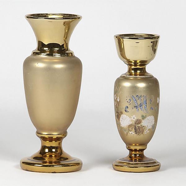 Ensemble de deux vases à fleurs en verre églomisé doré.