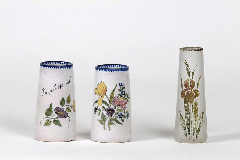 Ensemble de trois vases à fleurs.