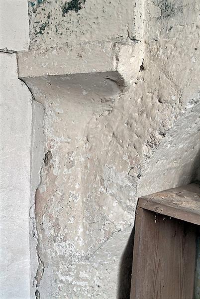 Ancienne chapelle à gauche du clocher : détail du pilier sud-ouest.