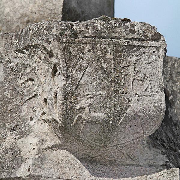 Détail du piédestal : armoiries de la famille de Frasans.