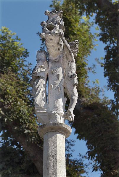 Détail : profil de la croix.