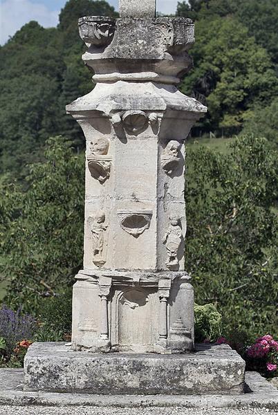 Détail : piédestal.