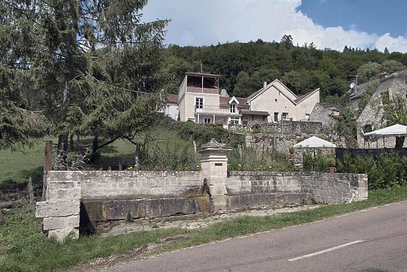 Fontaine, vue d'ensemble.