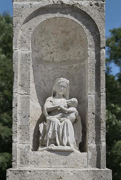 Statue : Vierge à l'Enfant assise, allaitant