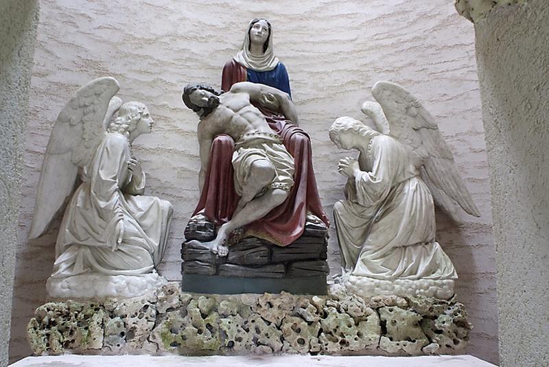 Détail : Vierge de Pitié et anges adorateurs.