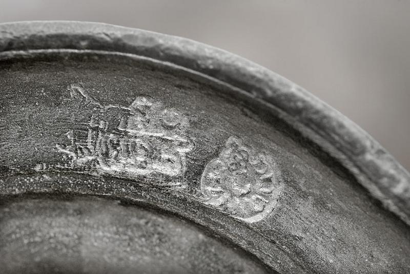 Détail, poinçons.