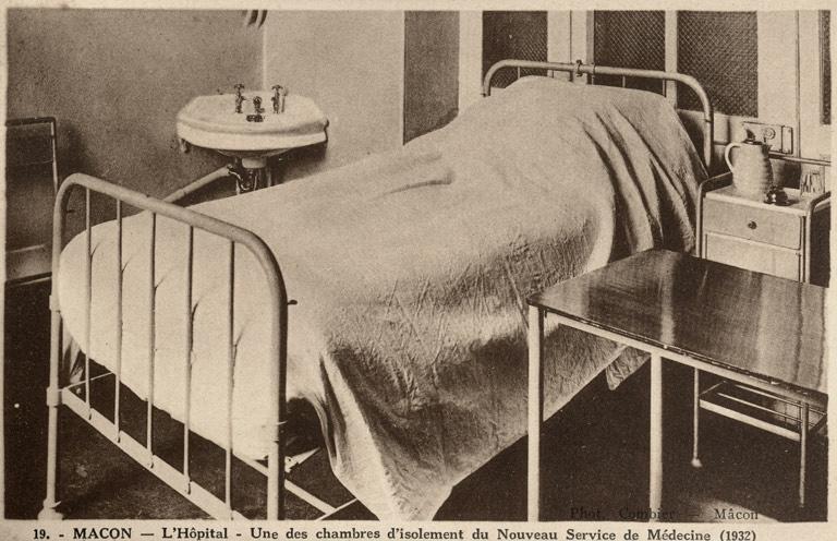 Une des chambres d'isolement du nouveau service de médecine (1932).